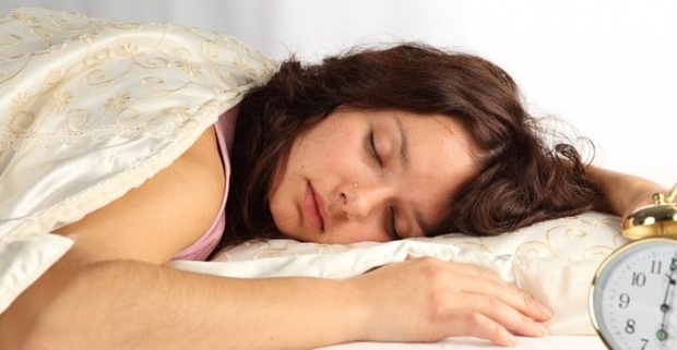 الظروف التي تسبب التعرق أثناء النوم في الليل