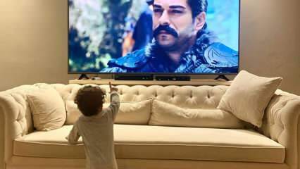 شارك بوراك أوزجفيت ابنه لأول مرة! عندما رأى Karan Özçivit والده على شاشة التلفزيون ...