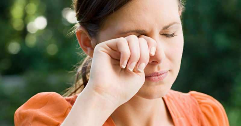 ما الذي يسبب حمى العين؟ ما هي أعراض حمى العين؟ كيف يتم علاج حمى العين؟