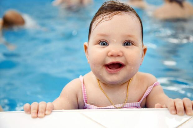هل يستطيع الأطفال السباحة في المسبح أو البحر؟